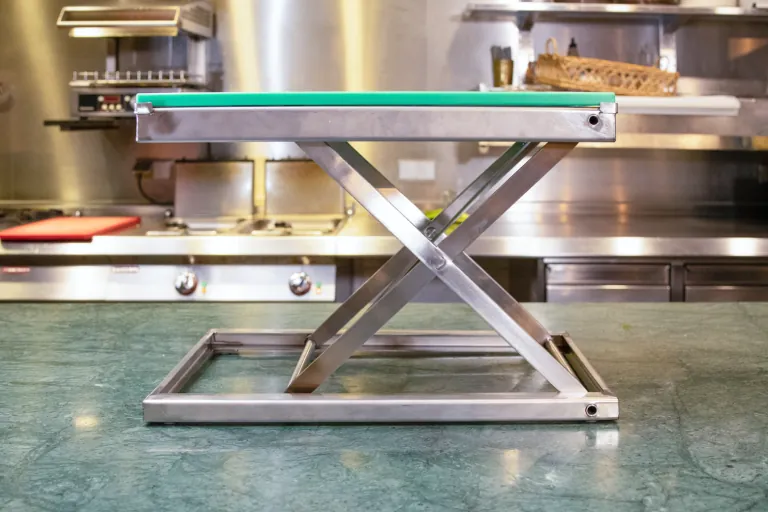 ErgoCutter in verhoogde stand op een keukenwerkblad